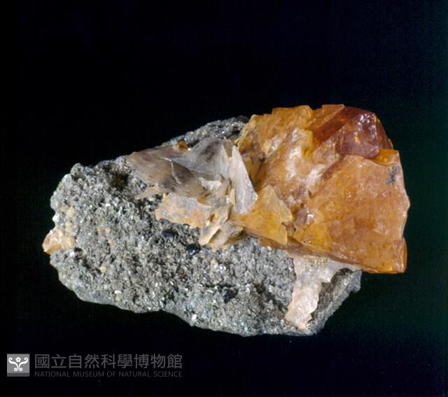 白鎢礦/錫石/方解石/白雲母藏品圖，第1張