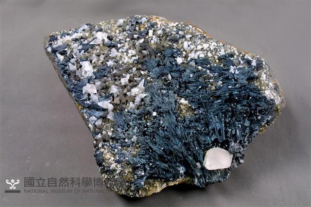 針硫鉛銅礦藏品圖，第1張