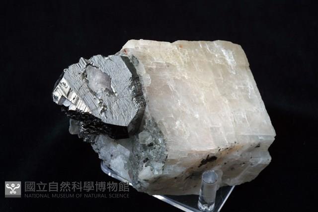 硫銅鈷礦/方解石藏品圖，第1張