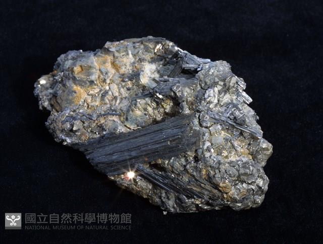 脆硫銻鉛礦藏品圖，第1張