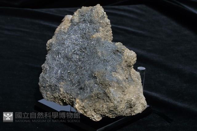 脆硫銻鉛礦藏品圖，第5張