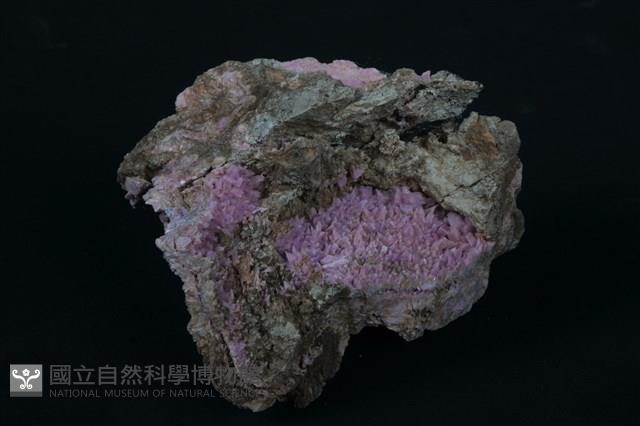 紅矽鈣錳礦藏品圖，第4張