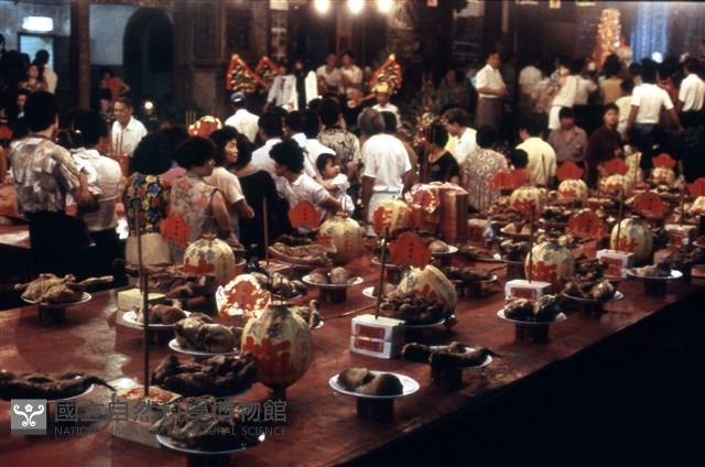 鹿港天后宮內拜拜（1950至2006年臺灣常民生活）藏品圖，第1張