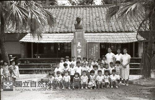 《托兒所結業典禮》（1950至2006年臺灣常民生活）藏品圖，第1張