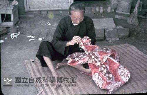 〈秋が来た〉做針線活的老婦（1950至2006年臺灣常民生活）藏品圖，第1張