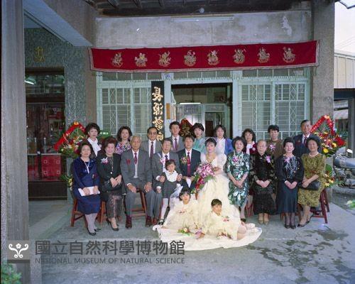 家有囍事 新人與家族合影（1950至2006年臺灣常民生活）藏品圖，第1張