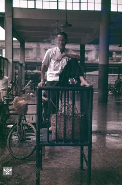 市場抽菸的男子（1950至2006年臺灣常民生活）藏品圖，第1張