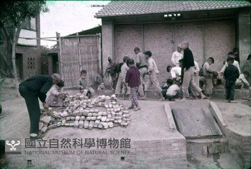 〈子供の遊び場〉買木屐（1950至2006年臺灣常民生活）藏品圖，第1張