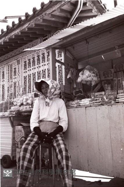 廟旁金紙小販（1950至2006年臺灣常民生活）藏品圖，第1張