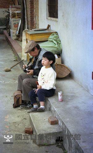 許蒼澤與孫子（1950至2006年臺灣常民生活）藏品圖，第1張