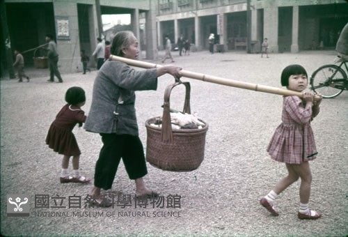 〈お参り〉挑供品拜拜去（1950至2006年臺灣常民生活）藏品圖，第1張