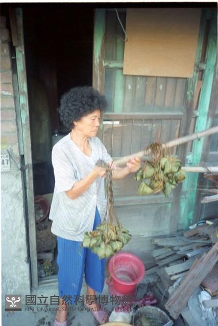 端午節包肉粽（1950至2006年臺灣常民生活）藏品圖，第1張