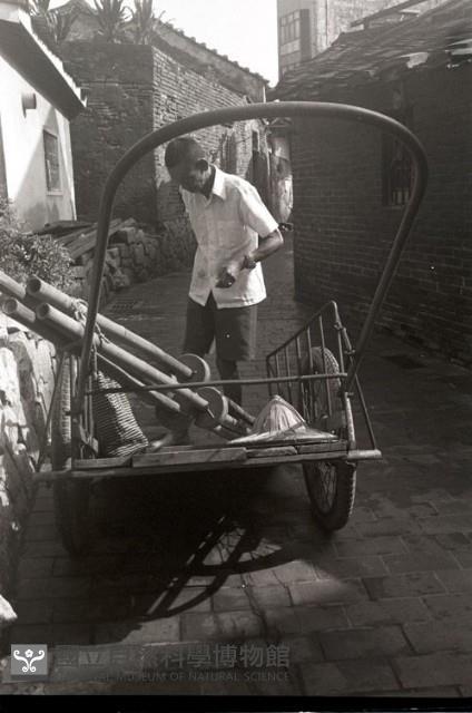 九曲巷(金盛巷)一景（1950至2006年臺灣常民生活）藏品圖，第1張