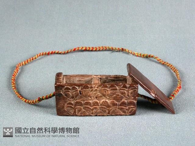 木彫祈禱盒-蓋藏品圖，第1張