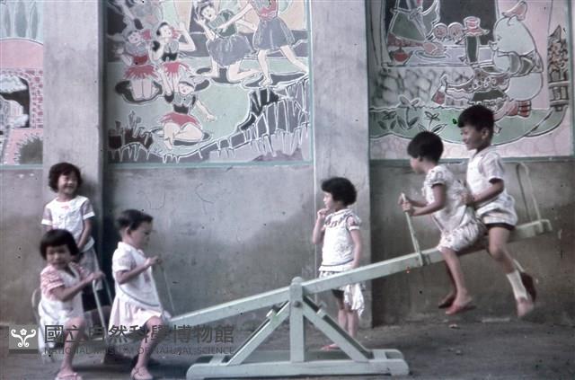 〈幼稚園〉玩蹺蹺板（1950至2006年臺灣常民生活）藏品圖，第1張