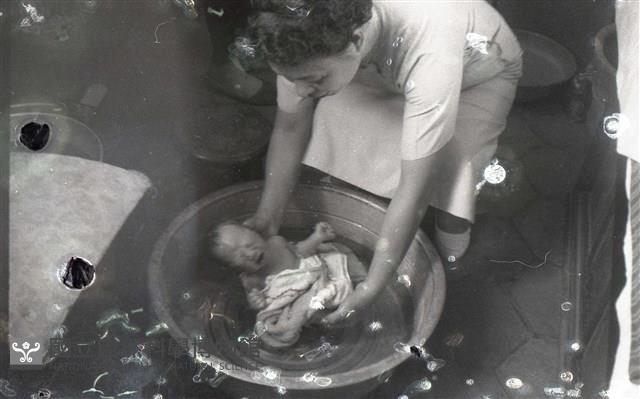 新生兒沐浴（1950至2006年臺灣常民生活）藏品圖，第1張