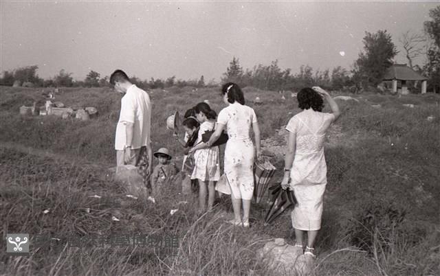 前往掃墓（1950至2006年臺灣常民生活）藏品圖，第1張