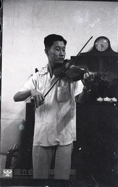 許蒼澤拉奏小提琴（1950至2006年臺灣常民生活）藏品圖，第1張