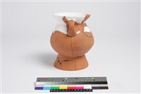 侈口歛唇折腹圓底雙豎把圈足罐藏品圖，第2張