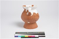 侈口歛唇折腹圓底雙豎把圈足罐藏品圖，第4張