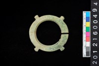 帶四突起玦形耳飾藏品圖，第1張
