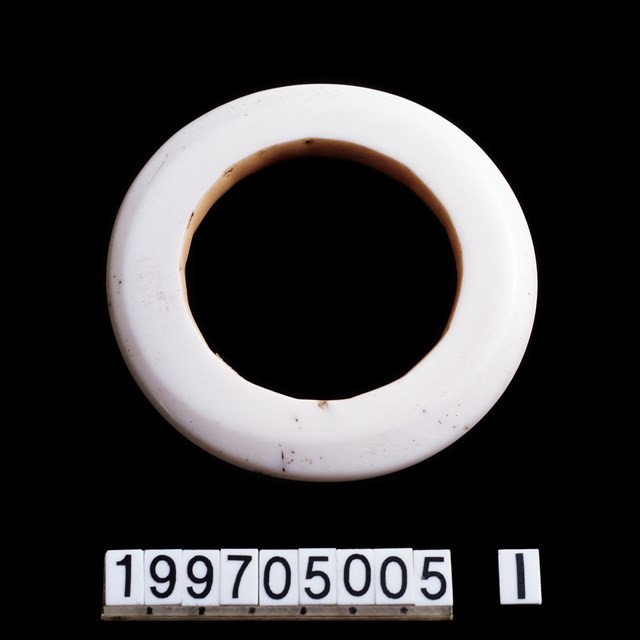 貝製腕飾藏品圖，第1張