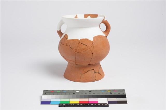 侈口歛唇折腹圓底雙豎把圈足罐藏品圖，第3張