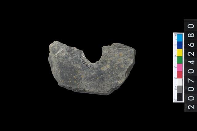 石環製作材料-中央帶啄孔打製圓板殘件藏品圖，第1張