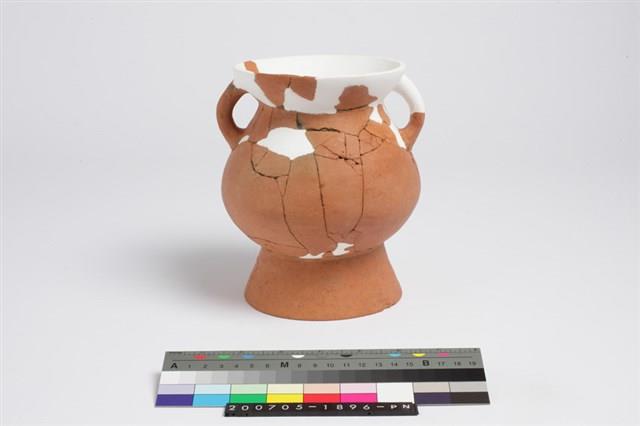 侈口歛唇折腹圓底雙豎把圈足罐藏品圖，第1張