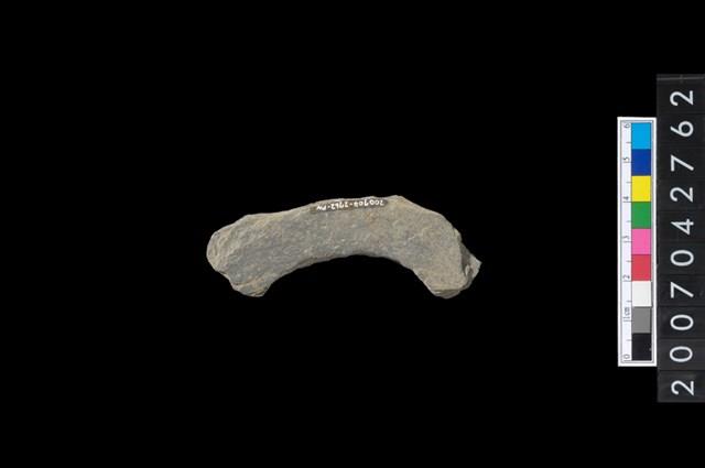 石環製作材料－中央帶啄孔打製圓板殘件藏品圖，第2張