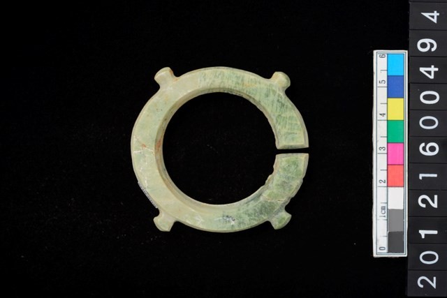 帶四突起玦形耳飾藏品圖，第1張