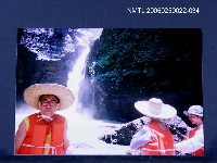相關藏品主要名稱：林宗源攝於瀑布前的藏品圖示
