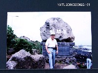 相關藏品主要名稱：林宗源攝於龍頭巖巨石下的藏品圖示