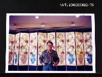 相關藏品主要名稱：林宗源攝於花繪屏風前的藏品圖示