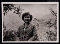 主要名稱：敻紅獨照（戶外家門前，半身照）（翻拍照）圖檔，第1張，共1張