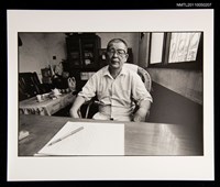 主要名稱：葉石濤於書桌前獨照（正面）（1998-04-00）圖檔，第1張，共4張
