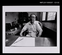 主要名稱：葉石濤於書桌前獨照（正面）（1998-04-00）圖檔，第3張，共4張