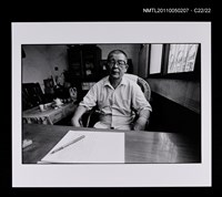 主要名稱：葉石濤於書桌前獨照（正面）（1998-04-00）圖檔，第4張，共4張