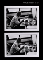 主要名稱：葉石濤於書桌前獨照（側面）（1998-04-00）圖檔，第2張，共3張