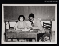 相關藏品主要名稱：琦君與學生於教室合照1-20的藏品圖示
