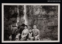 相關藏品主要名稱：李一楠與琦君夫婦於戶外瀑布前合照1-9的藏品圖示
