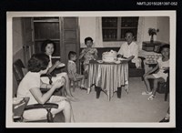 相關藏品主要名稱：李一楠與琦君夫婦和友人於家中慶生會合照1-52的藏品圖示