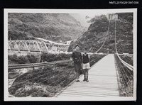 相關藏品主要名稱：李一楠與琦君於戶外吊橋上合照1-56的藏品圖示