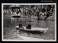 主要名稱：李一楠與李唐基於烏來湖上划船合照1-59圖檔，第2張，共4張
