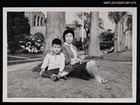 相關藏品主要名稱：李一楠與琦君於椰子樹前合照1-74的藏品圖示