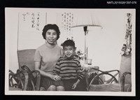 相關藏品主要名稱：李一楠與琦君於室內合照1-76的藏品圖示
