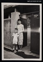 相關藏品主要名稱：李一楠與琦君於門前合照1-80的藏品圖示