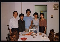 相關藏品主要名稱：李一楠夫婦與琦君夫婦於家中慶生會合照2-4的藏品圖示