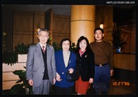 相關藏品主要名稱：琦君李唐基/李一楠與他人合照2-5的藏品圖示