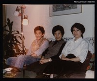 相關藏品主要名稱：李一楠夫婦與琦君於家中合照2-8的藏品圖示